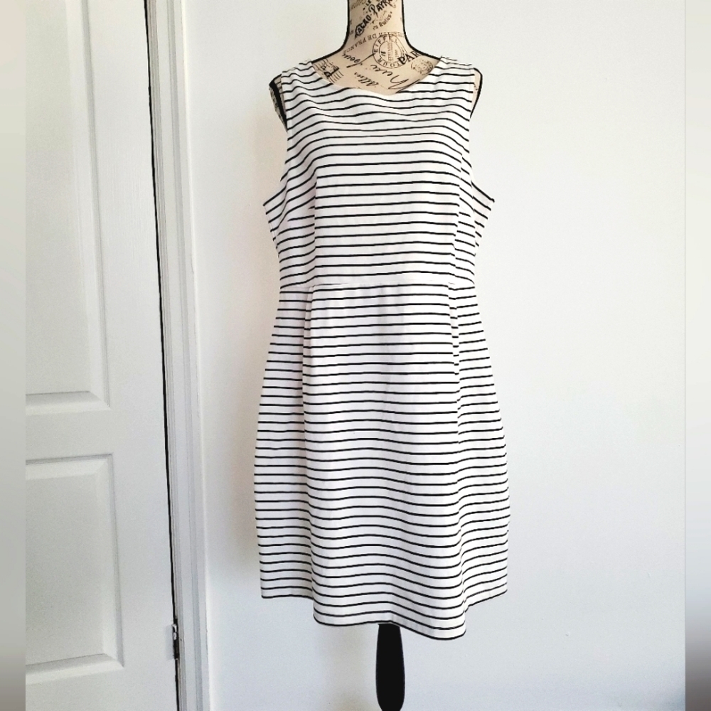 Plus Size Women's Sleeveless Striped Dress. 🌴